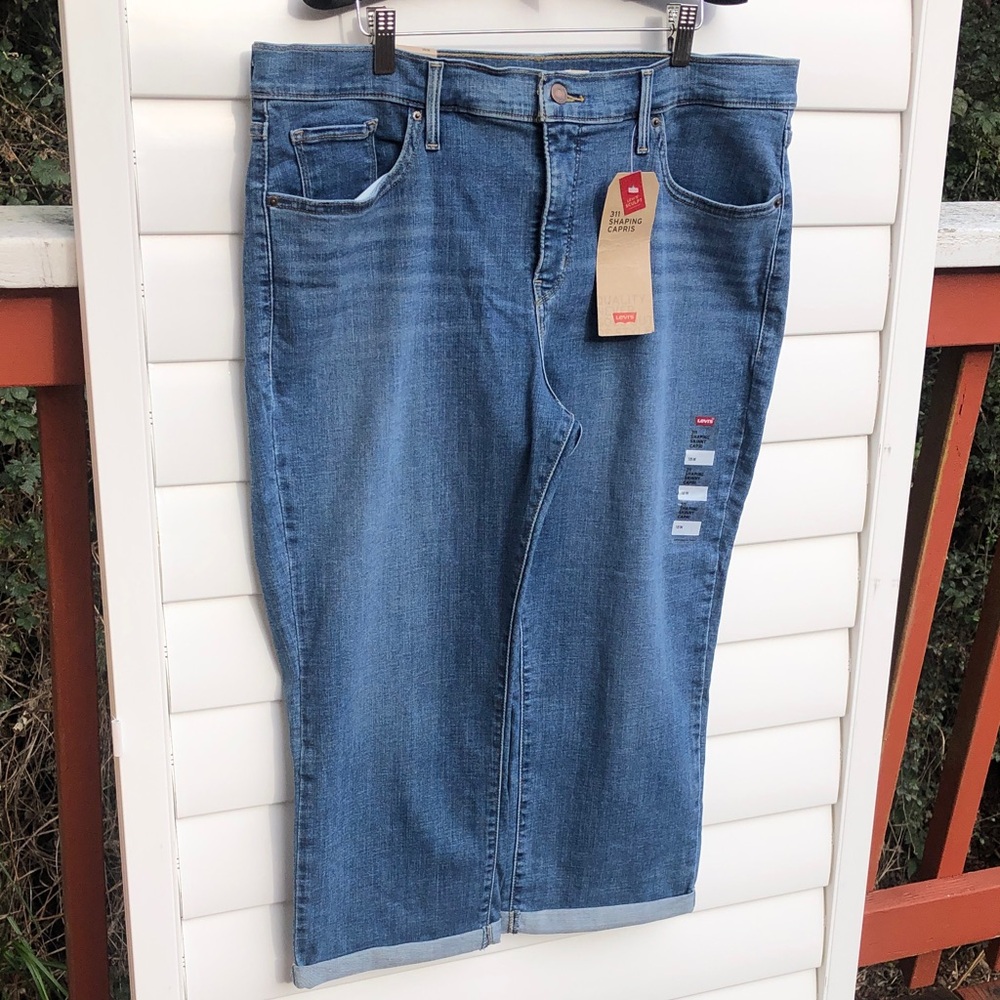 Levi's Women's Blue Denim Capris - Picture 3 of 8